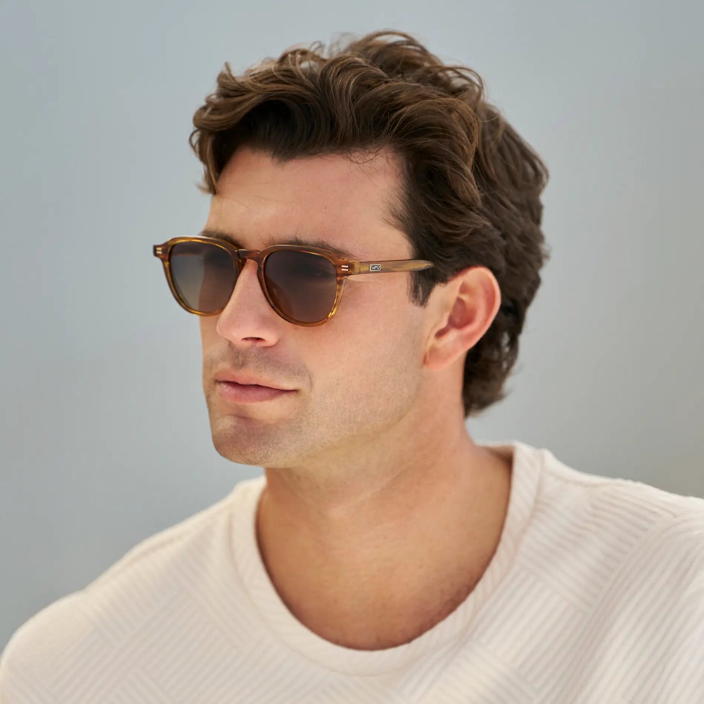 Golden Brown Grain / Grey Brown Gradient Lens || Model wearing Men's Round Polarized Sunglasses with Brown Frame and Brown Lenses