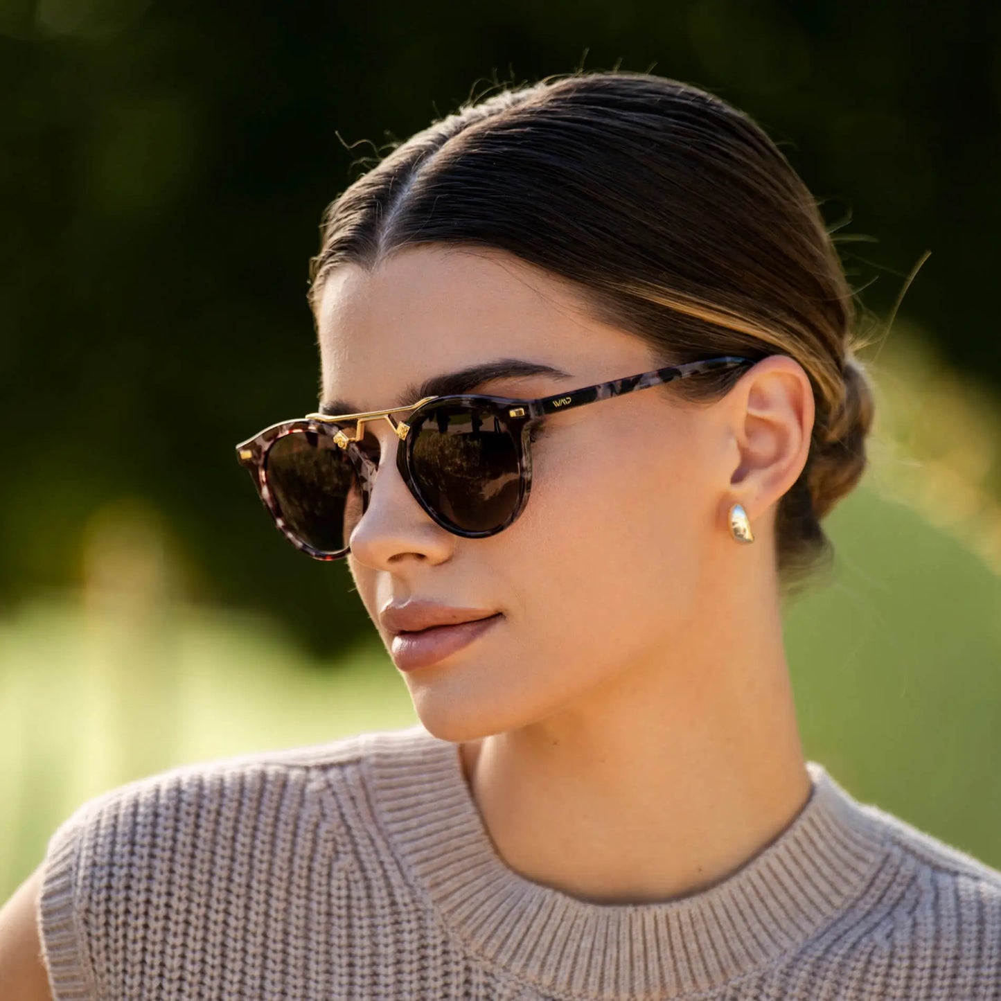 Beige Tortoise / Brown Lens || Model wearing Double Bridge Round Retro Polarized Sunglasses with Beige Tortoise Frame, Gradient Brown Lens and Gold Fashion Accents