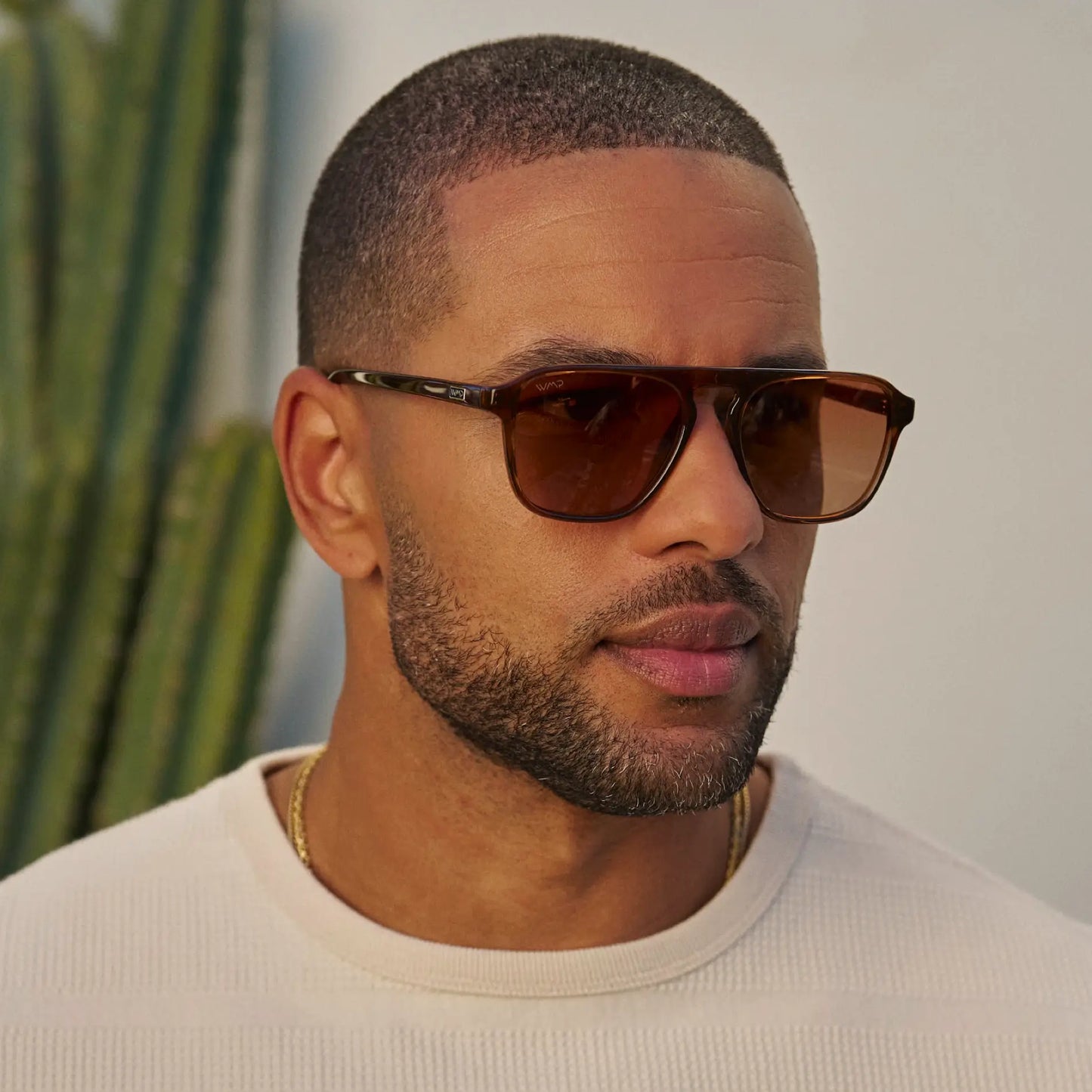 Terracotta Brown / Copper Brown Gradient Lens || Model wearing Unisex Terracotta Brown Single Bridge Aviator Sunglasses with Copper Brown Gradient Polarized Lenses