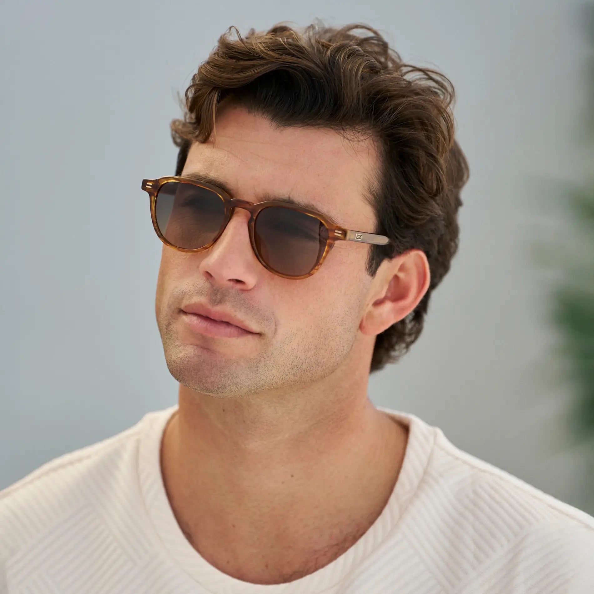 Golden Brown Grain / Grey Brown Gradient Lens || Model wearing Men's Round Polarized Sunglasses with Brown Frame and Brown Lenses