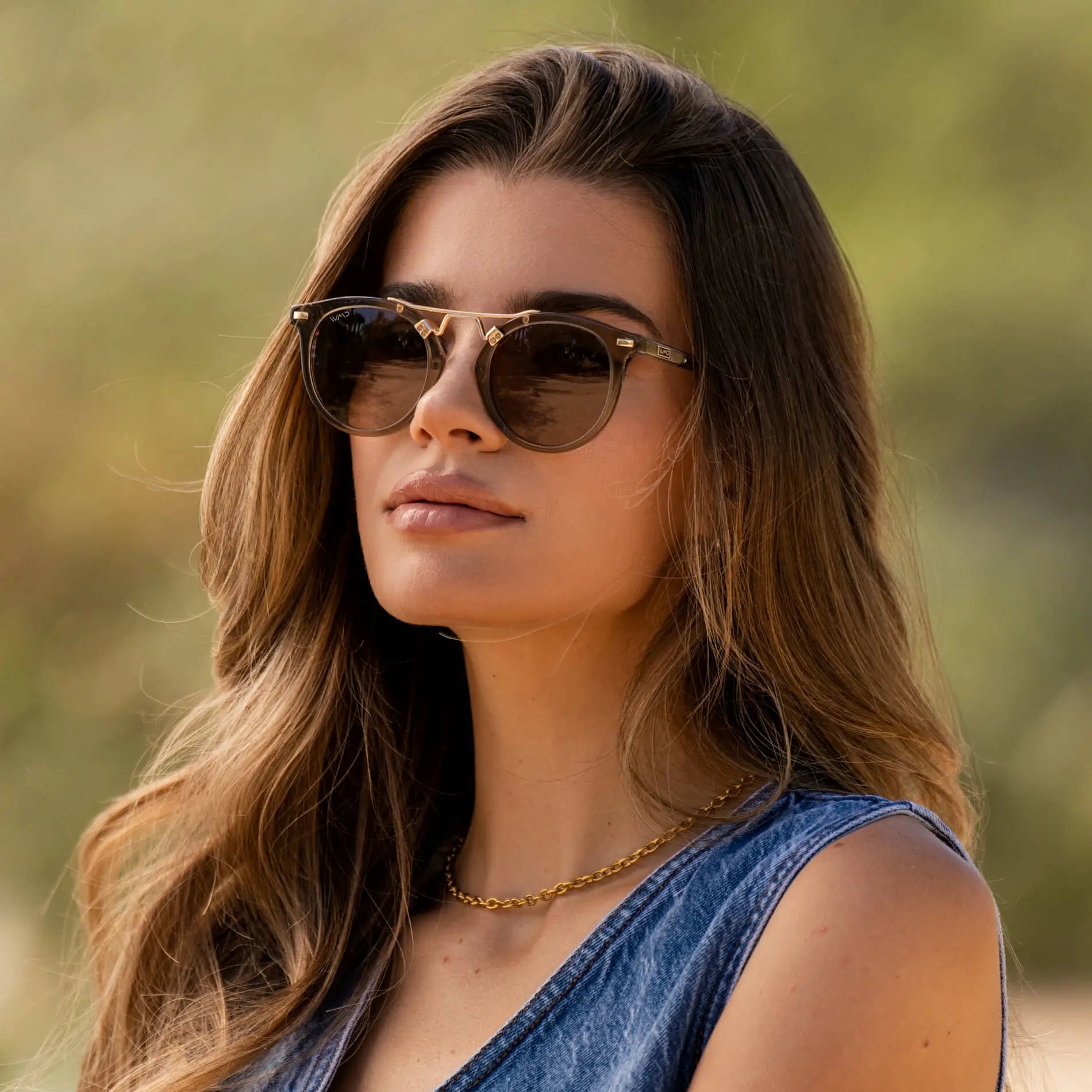 Crystal Taupe Brown / Maple Brown Gradient Lens || Model wearing Double Bridge Round Retro Polarized Sunglasses with Crystal Taupe Brown Frame Maple Brown Gradient Lens and Gold Fashion Accents