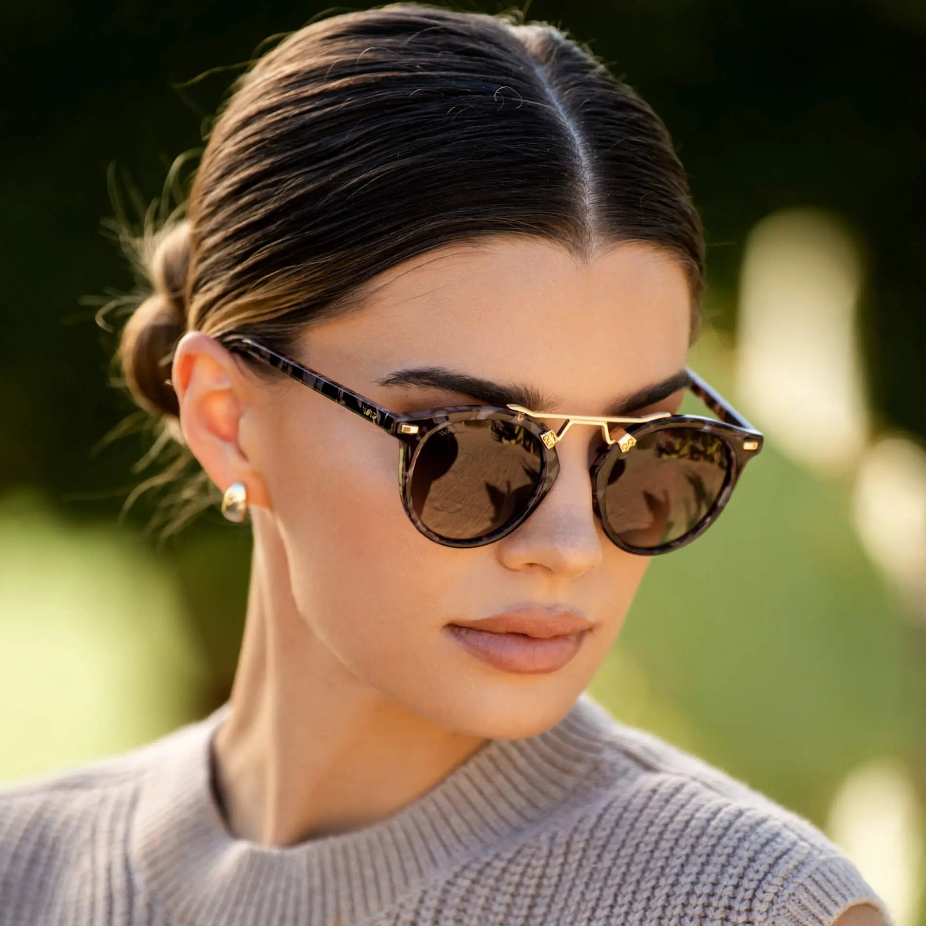 Beige Tortoise / Brown Lens || Model wearing Double Bridge Round Retro Polarized Sunglasses with Beige Tortoise Frame, Gradient Brown Lens and Gold Fashion Accents