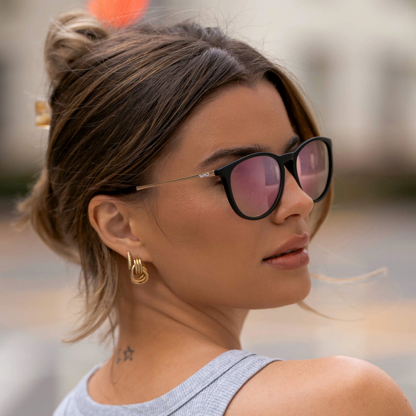 Soft Black / Mirror Pink || Classic Round Frame Sunglasses with Black Frame and Mirror Pink Lenses