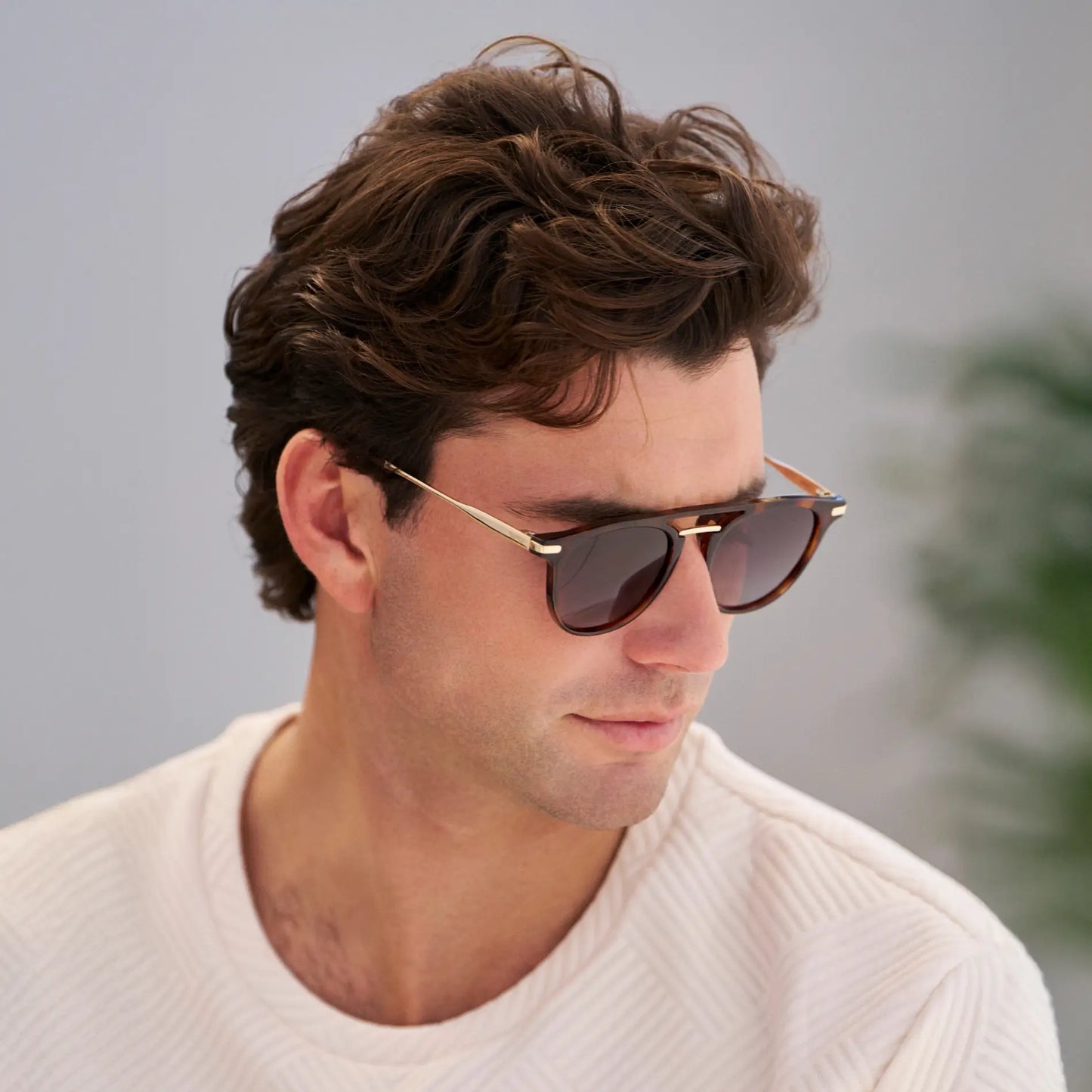 Brown Tortoise / Oak Brown Gradient Lens || Model wearing Men's Round Polarized Sunglasses with Brown Tortoise Metal Frame and Oak Brown Gradient Lenses