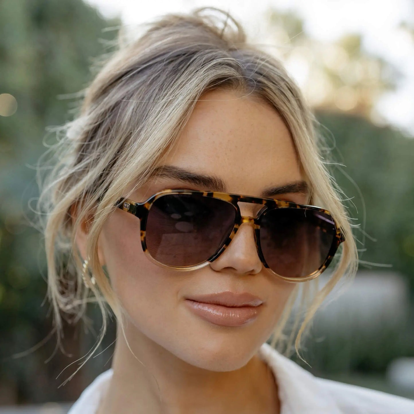 Tortoise Clear / Gradient Sunset Lens || Women's Brown Tortoise Aviator Frame Sunglasses with Pink Gradient Polarized Lenses