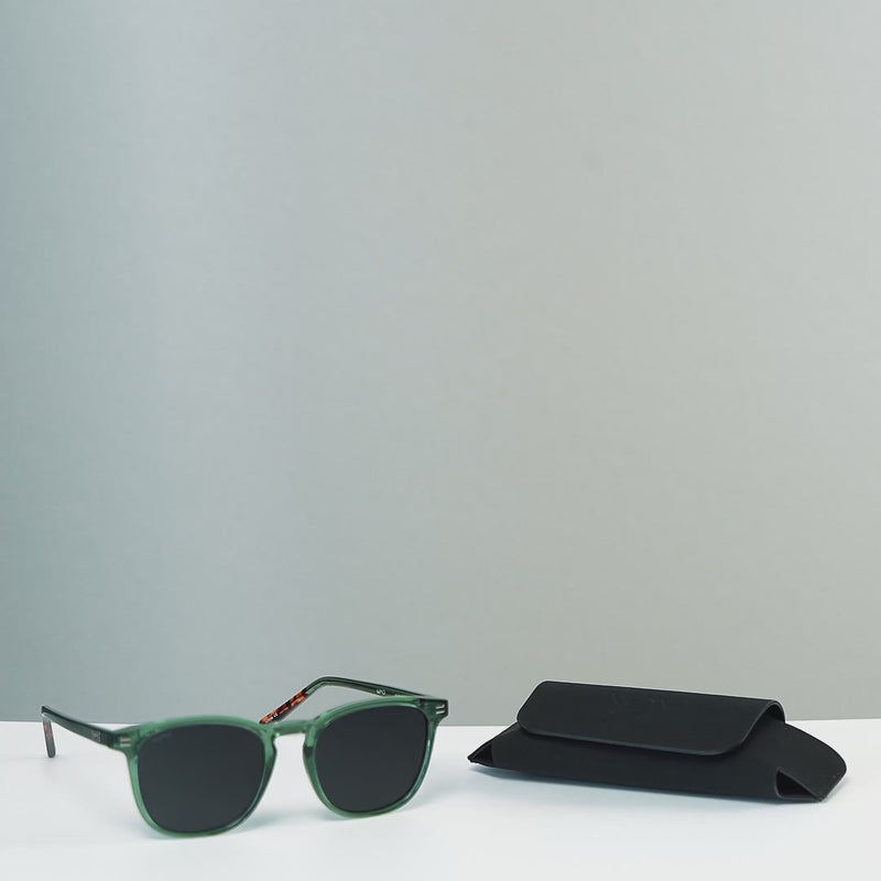 Black || video of black magnetic pocket case being displayed how it functions